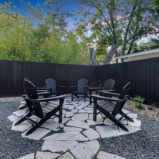 Southern Charm - Near Main With Hot Tub Fredericksburg Exteriör bild
