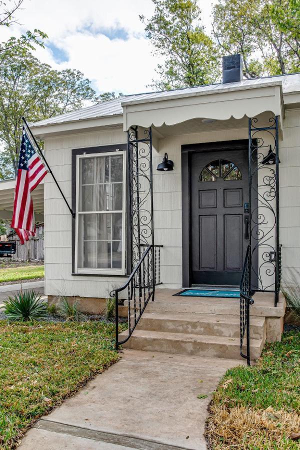 Southern Charm - Near Main With Hot Tub Fredericksburg Exteriör bild