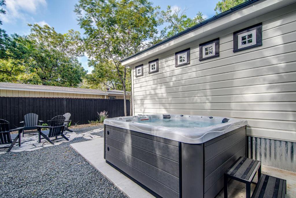 Southern Charm - Near Main With Hot Tub Fredericksburg Exteriör bild