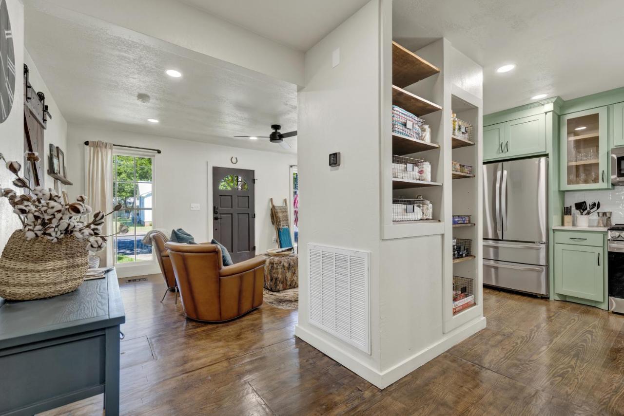 Southern Charm - Near Main With Hot Tub Fredericksburg Exteriör bild