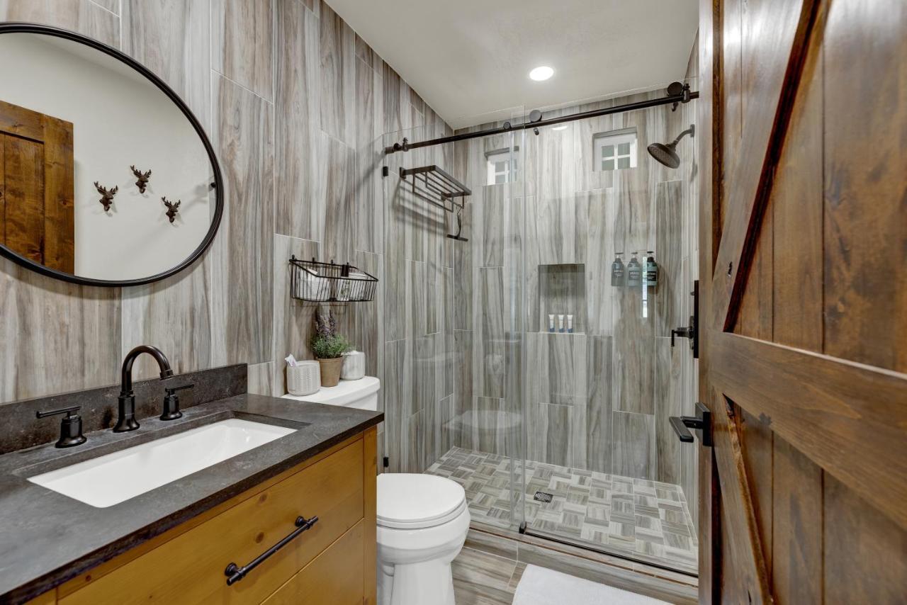 Southern Charm - Near Main With Hot Tub Fredericksburg Exteriör bild