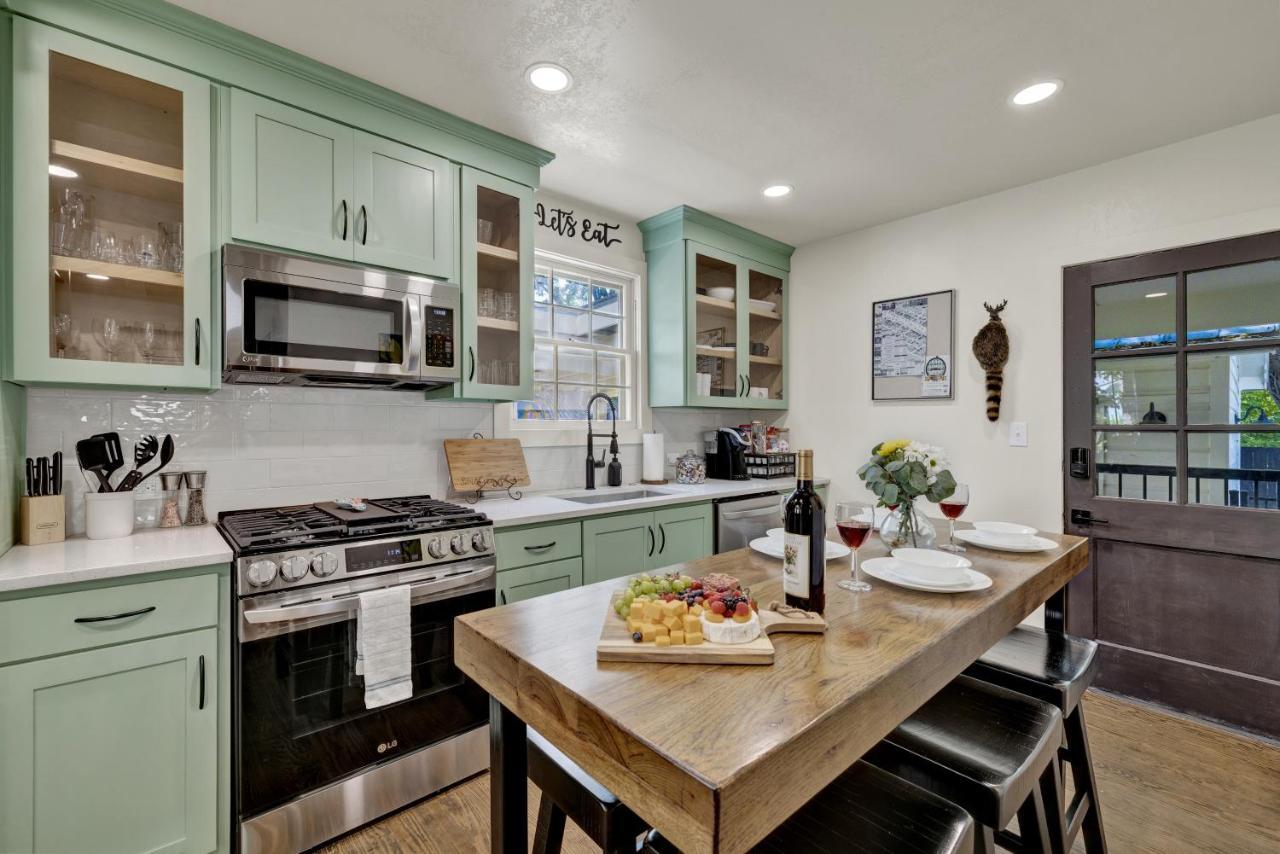 Southern Charm - Near Main With Hot Tub Fredericksburg Exteriör bild