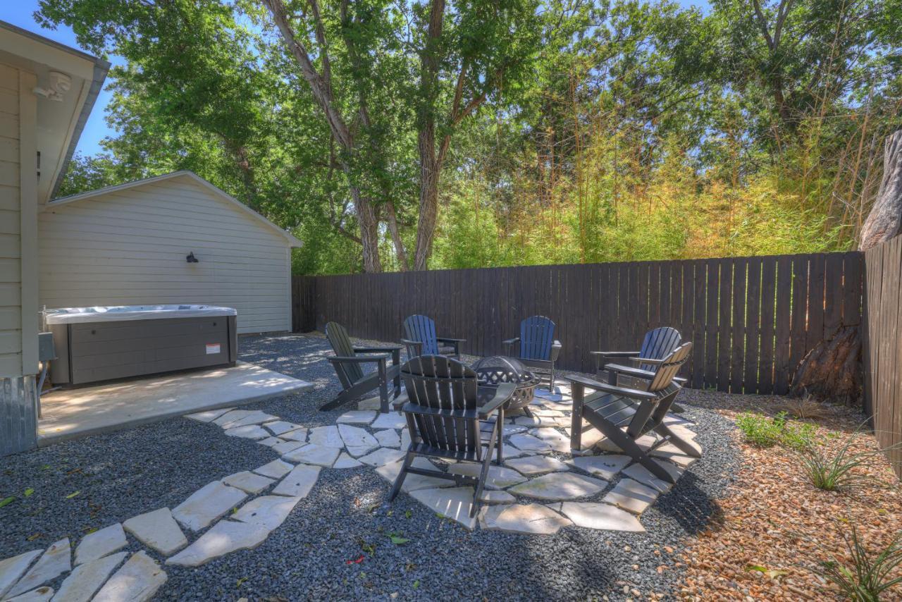 Southern Charm - Near Main With Hot Tub Fredericksburg Exteriör bild