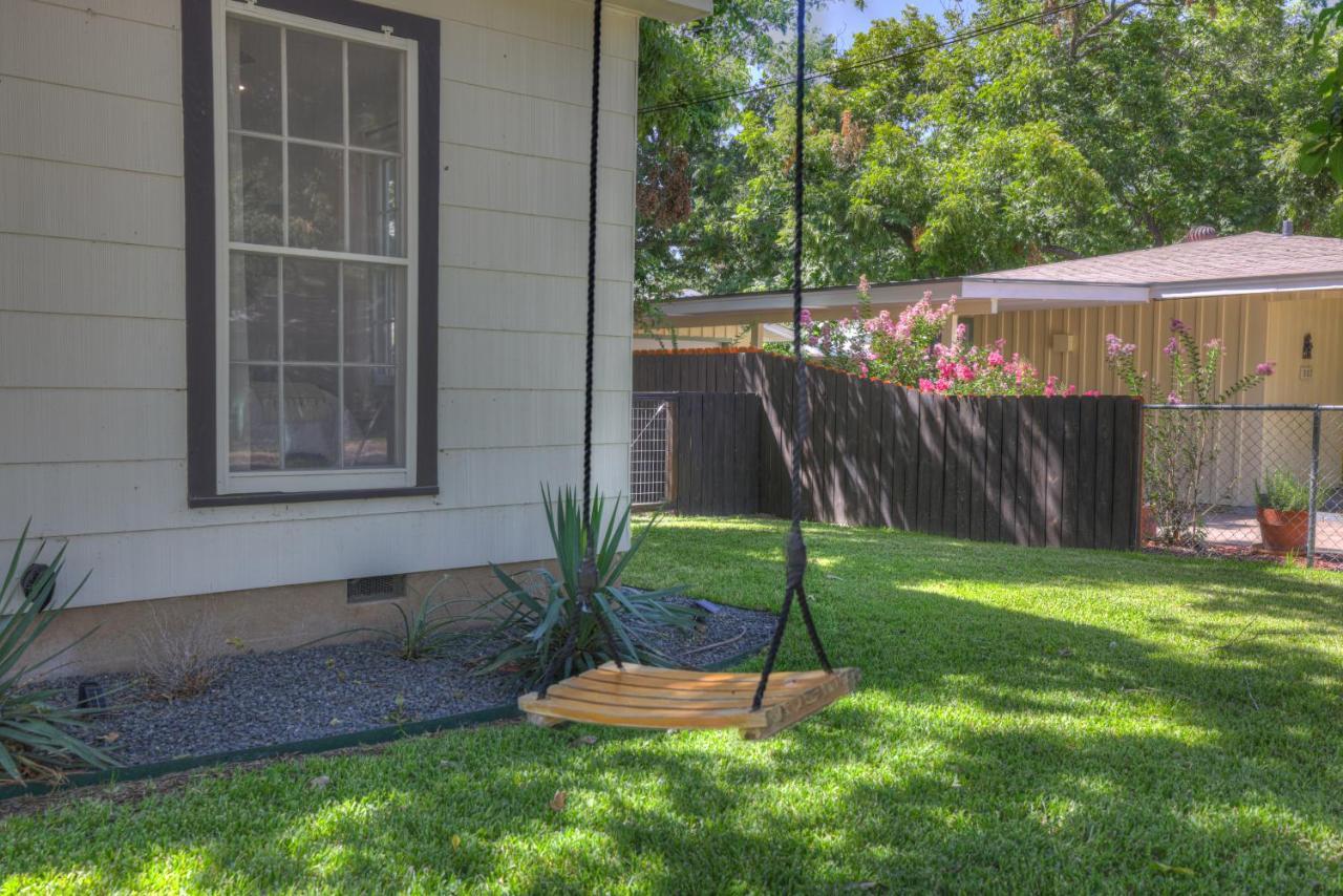 Southern Charm - Near Main With Hot Tub Fredericksburg Exteriör bild