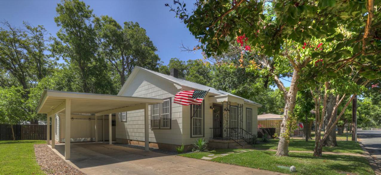 Southern Charm - Near Main With Hot Tub Fredericksburg Exteriör bild